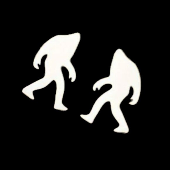 Small Big Foot earrings studs silver-tone hilarious funny Gag gift - Picture 1 of 3
